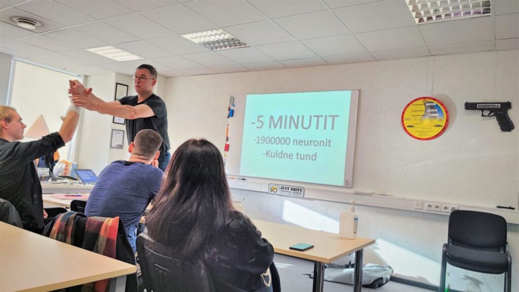 Esmaabi koolitus autokool just drive